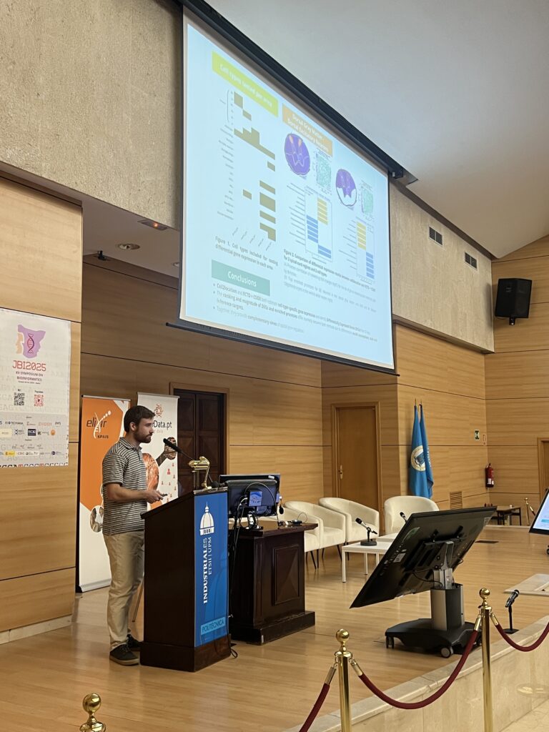 Quique presenting his PhD advancements